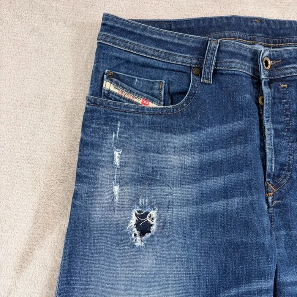 Diesel Regular Slim Tapered Buster Distressed Jeans in 0833F Blue Wash Men 33x32